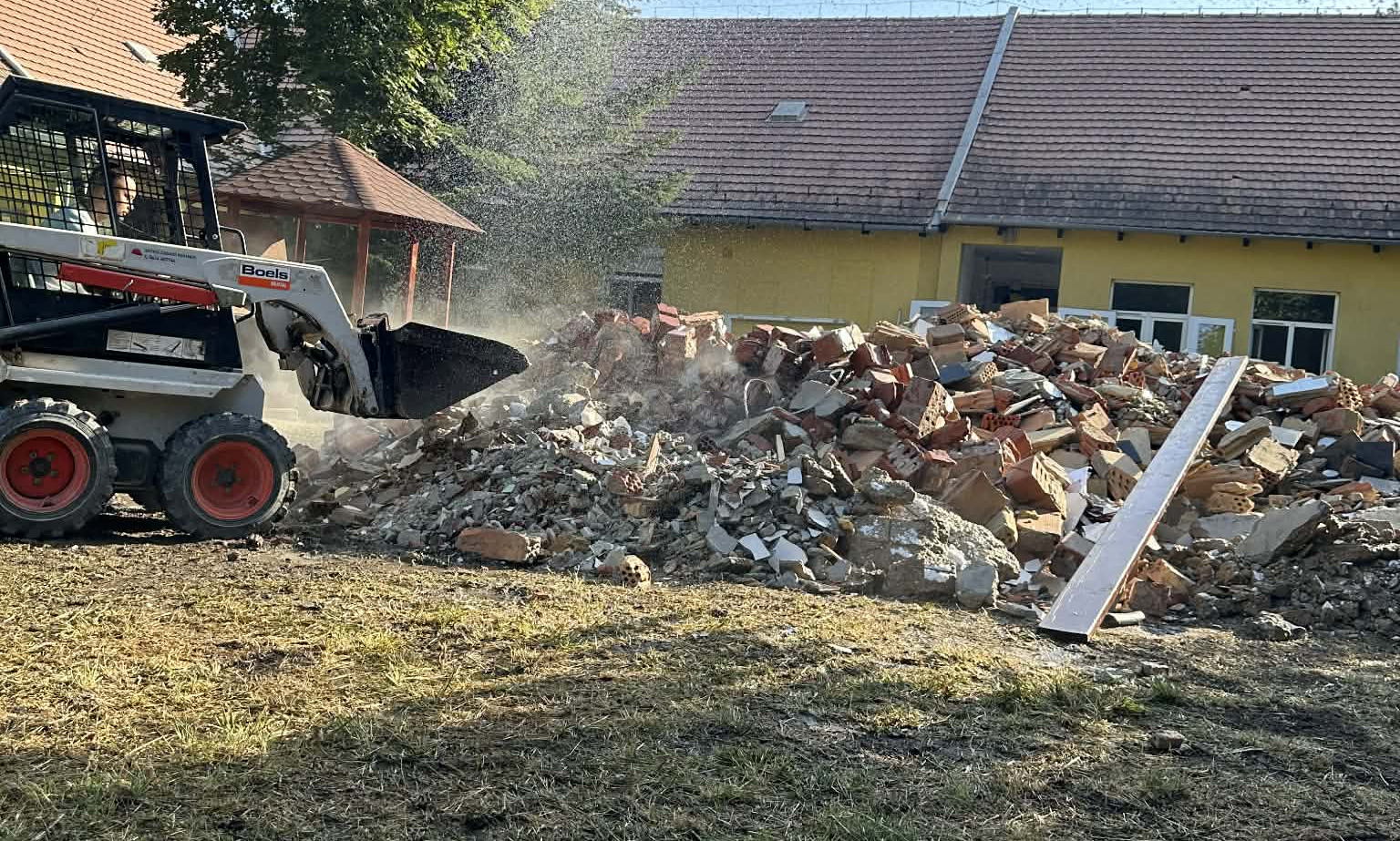 Bontási terület és nehézgépek